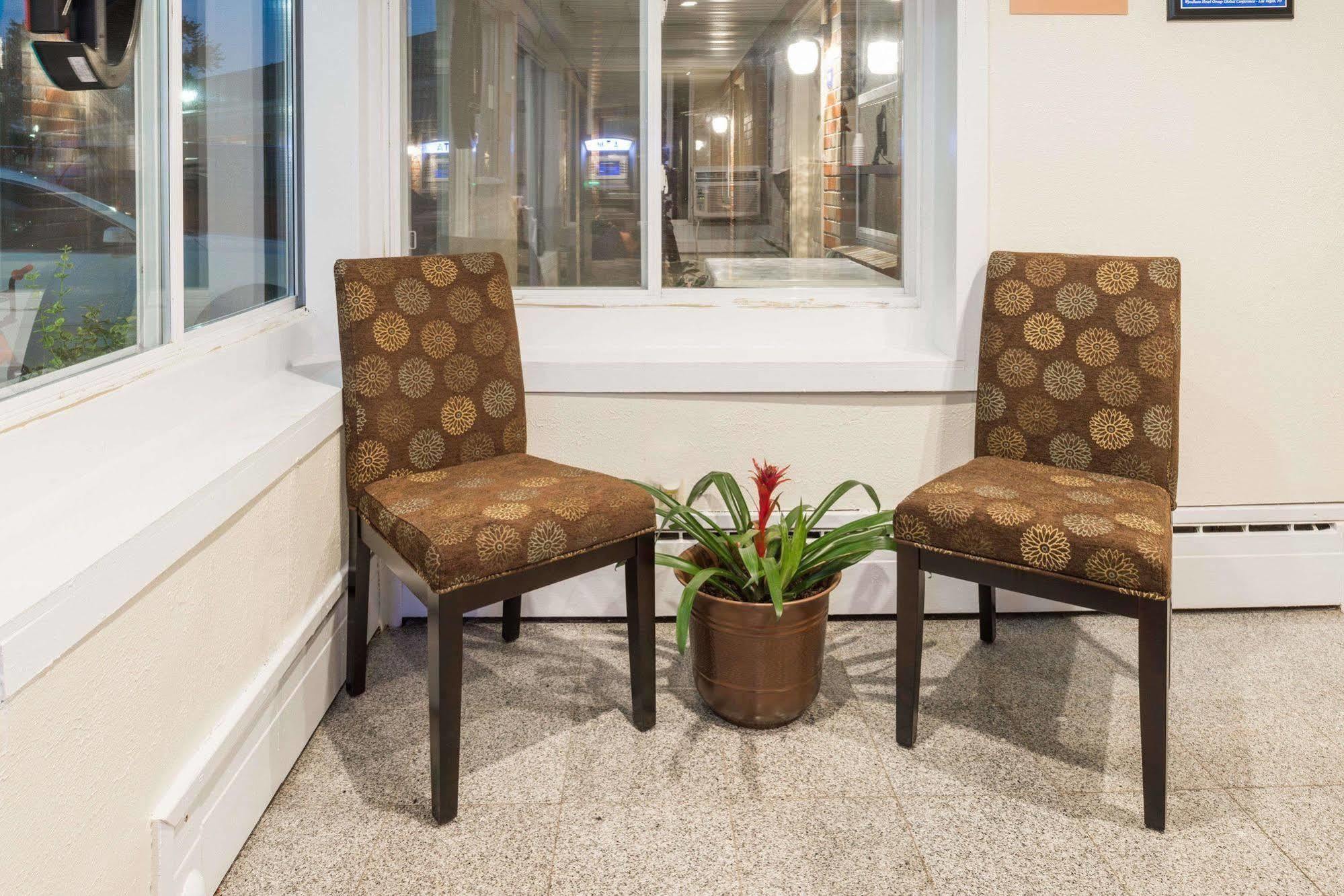 Rodeway Inn Pittsfield Экстерьер фото