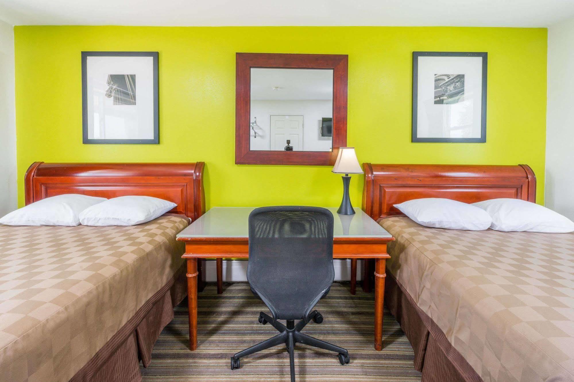 Rodeway Inn Pittsfield Экстерьер фото