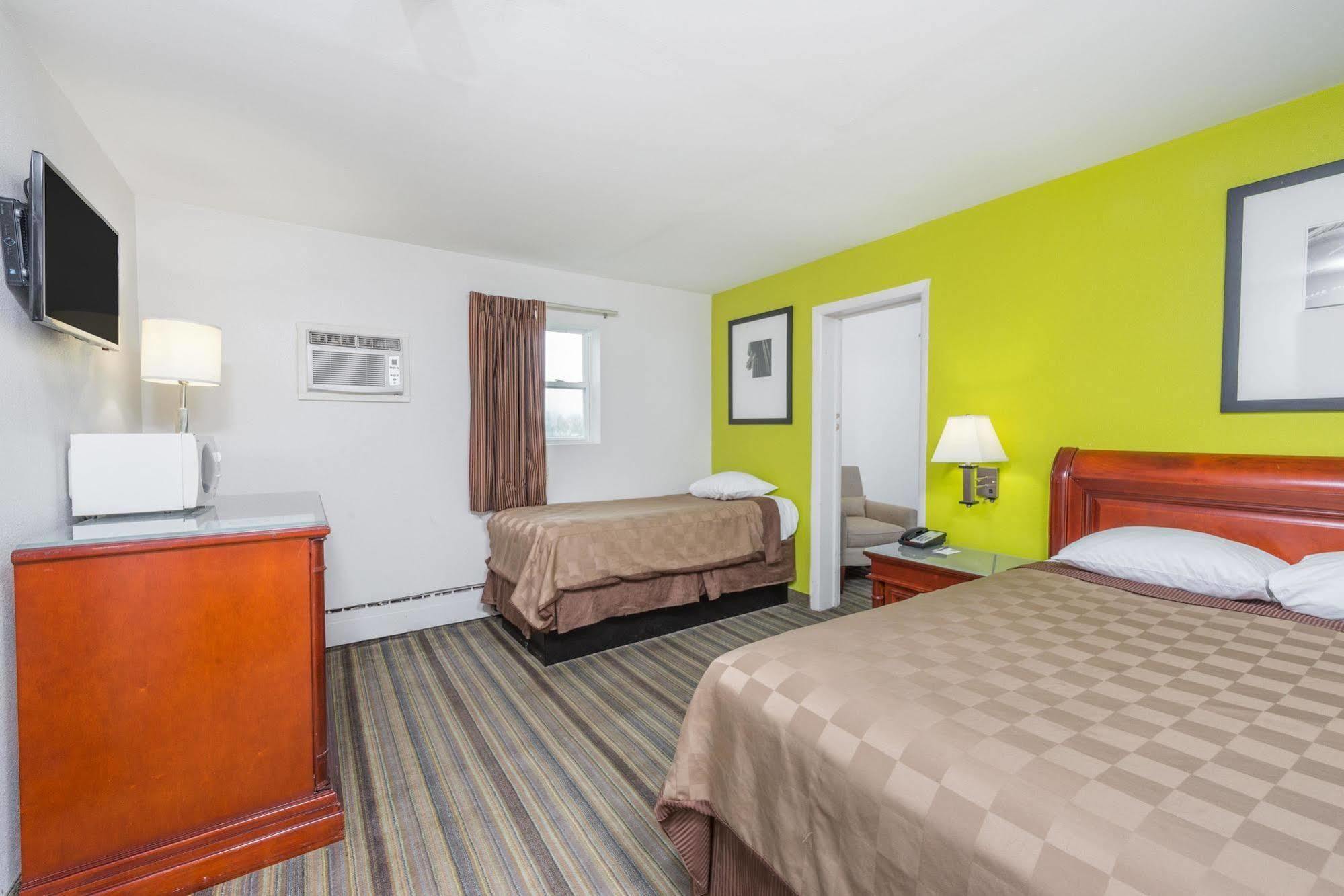 Rodeway Inn Pittsfield Экстерьер фото