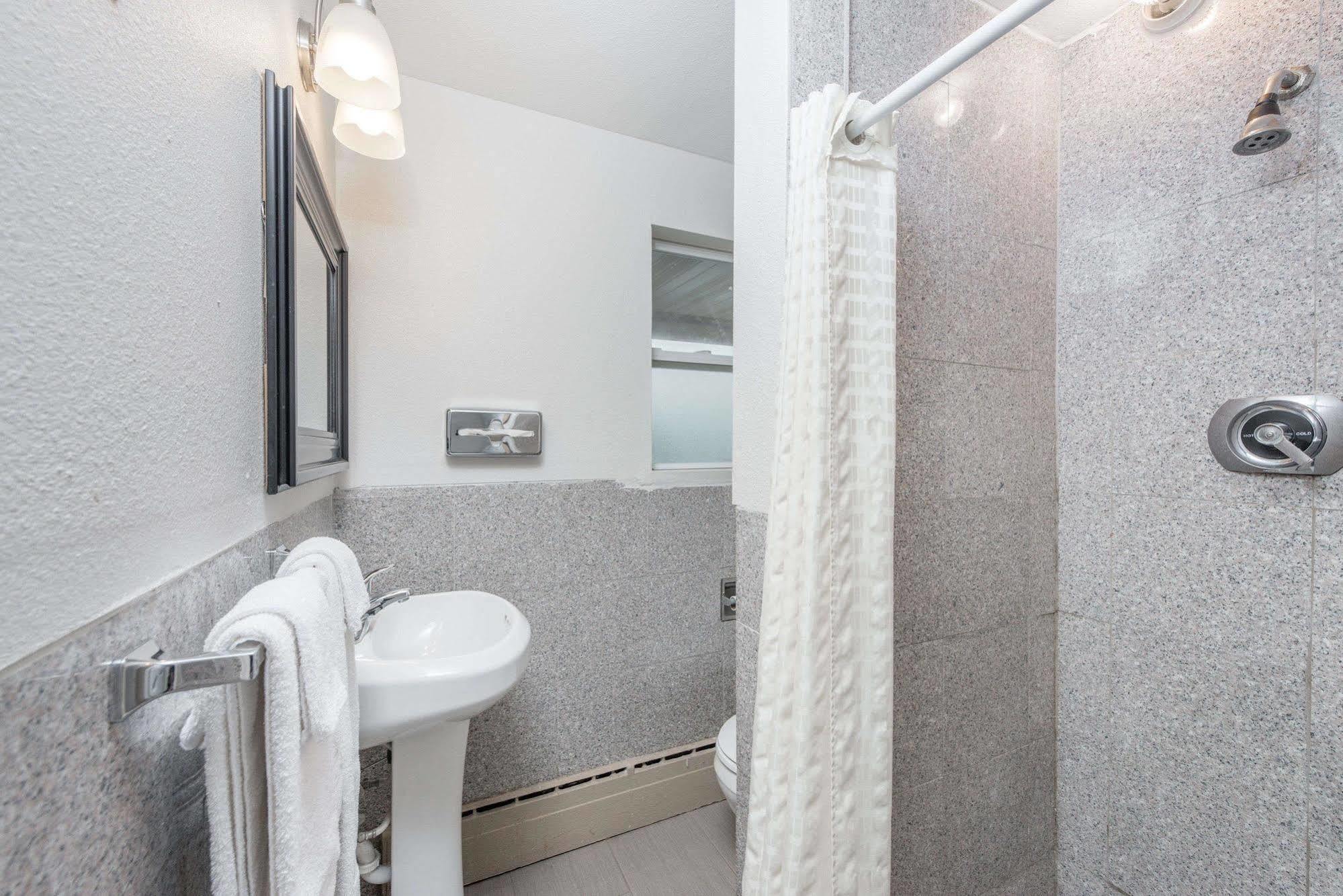 Rodeway Inn Pittsfield Экстерьер фото